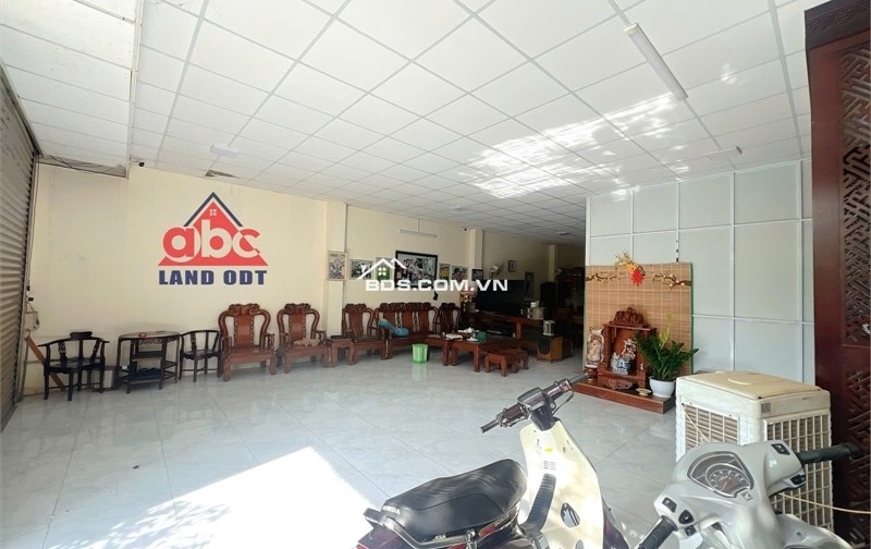 NP995 nhà phố ngang 8m, vị trí thuận lợi kinh doanh showroom đồ gỗ nội thất