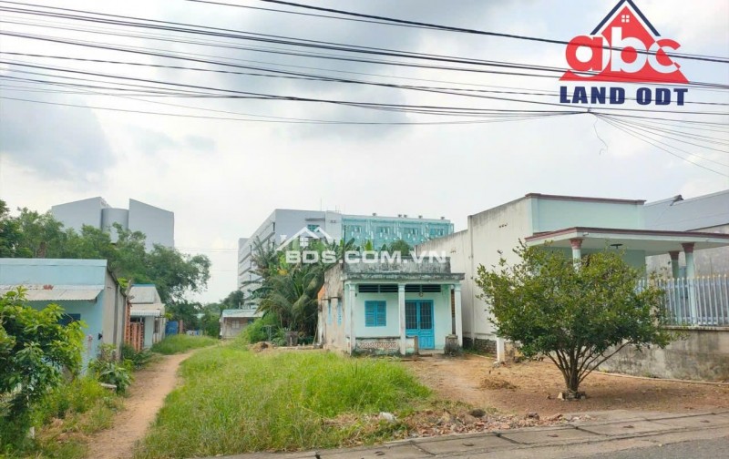 D281
Bán Đất MẶT TIỀN đường Quảng Tiến 28, sau lưng trường Quốc Tế TRỊNH HOÀI ĐỨC. 817m2. Giá chỉ 5ty5