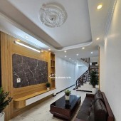 Nhà đẹp ở ngay phố Trạm Long Biên diện tích 45m thang máy chờ giá hơn 6 tỷ