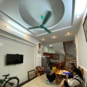 NGÕ CHỢ KHÂM THIÊN, SÁT HỒ BA MẪU, 5 TẦNG DÂN XÂY CÒN RẤT ĐẸP