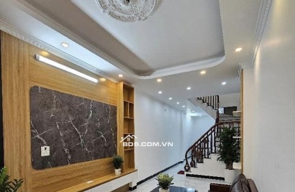 Nhà đẹp ở ngay phố Trạm Long Biên diện tích 45m thang máy chờ giá hơn 6 tỷ