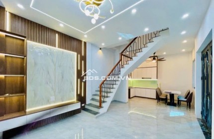 Mặt tiền rộng rãi, cách phố chỉ 30m - Nhà 6 phòng ngủ, mỗi phòng đều có ban công và thiết kế nở hậu.
