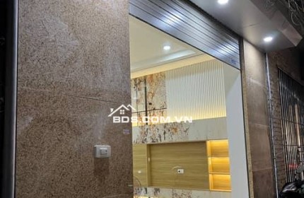 Nhà tại ngõ thông giữa Lê Trọng Tấn và Hoàng Văn Thái, vị trí đẹp, cách ngõ ô tô tránh chỉ 10m, thuận tiện đi lại. Giá: 6.95 tỷ, diện tích 178 m².