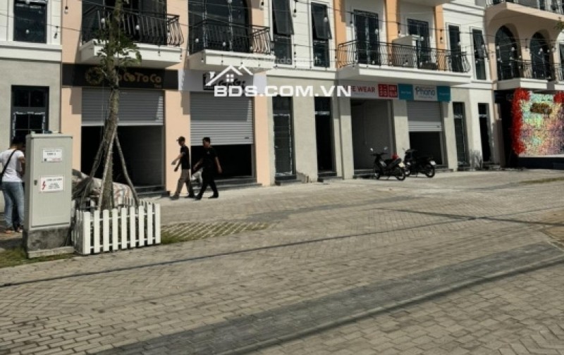 Nhà phố shophouse Royal trung tâm Tân Trụ sở hữu lâu dài 1 trệt, 3 lầu, giá 2,6 tỷ/căn