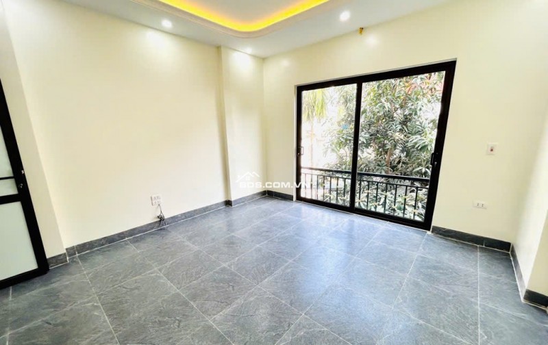 Bán nhà 5 tầng, 35m², Lĩnh Nam, Hoàng Mai, 6.85 tỷ, sổ đỏ, ô tô đỗ cửa qua nhà, gần trường đại học