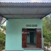 Nhà Khánh Bình cách chợ , bệnh viện , ủy ban xã , trường học , trạm xá vỏn vẹn chỉ 300 mét.