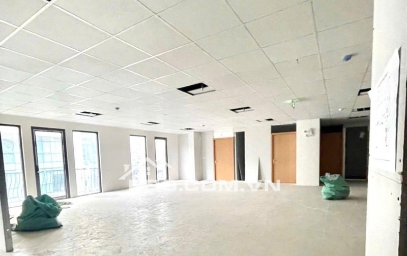 TÒA BUILDING VP TT CẦU GIẤY, 240/280M x 10T, MT 18M ĐẲNG CẤP, VỈA HÈ Ô TÔ TRÁNH, 142 TỶ