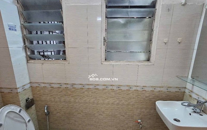 Bán căn tập thể tầng 3 phố Nguyễn Công Trứ, 60m2, 2pn, Nhỉnh 3 tỷ.