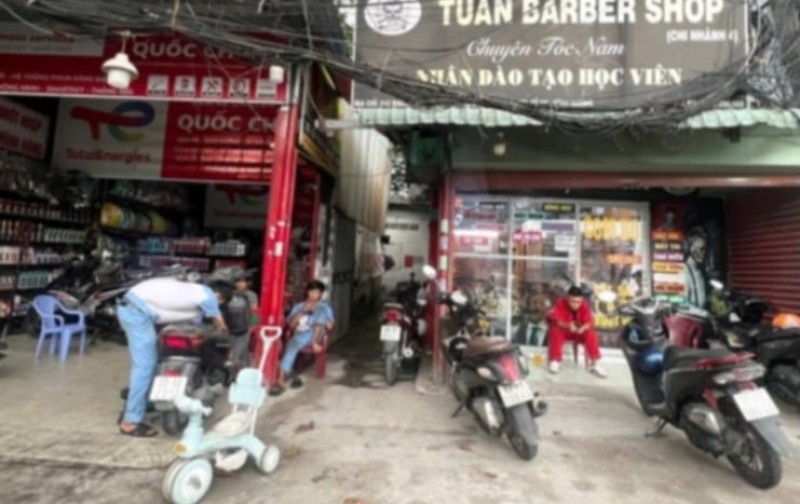 Bán nhà cấp 4 ngay bình đường.dĩ an bình dương. DT180m2 .lô góc 2 mặt tiền. Có 3PN và 2 WC giá 17,9 tỷ.DT: 0845500163 gặp (a.Quang)3