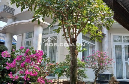Ngộp Bank. Bán lô đất 2400m2. tặng Căn BIỆT THỰ LONG LANH  DT870 Cầu Rạch Miễu 2.