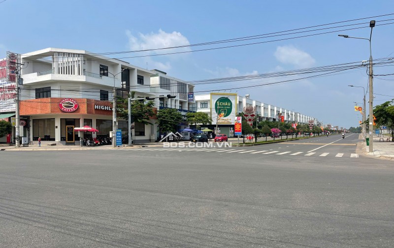 Bán nhà mặt tiền đường Hùng Vương . Trang bom 99m2 . Giá 7,5ty