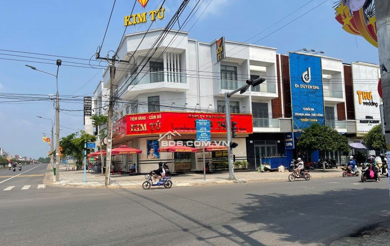 Bán nhà mặt tiền đường Hùng Vương . Trang bom 99m2 . Giá 7,5ty