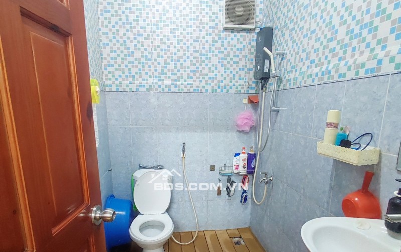 Bán căn hộ 60m2, 2PN 1WC, ngay ngã Tư 4 xã