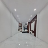 Bán Nhà: Tựu Liệt, 40m2, 5 tầng, gần bãi xe, oto cổng, ô chờ thang máy. hơn 5 tỷ