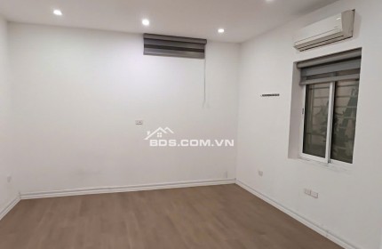 CC cho thuê CH phố Hàng Bún, BĐ, HN. DT 50 m2, phòng ngủ rộng, bếp – khách, WC riêng, sân vườn, an sinh. Giá 7 triệu/ tháng.