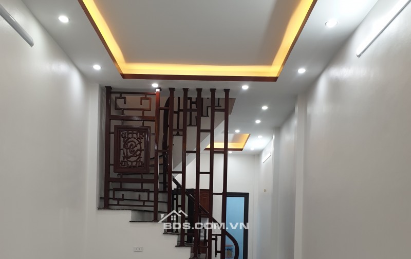 BÁN NHÀ ĐẸP 2.3 TỶ 3 TẦNG 43M2 Ô TÔ ĐỖ CỬA NGÕ GIẢI PHÓNG