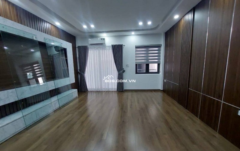 Bồ Đề - Long Biên - 67m2 - 8,7 tỷ - Gần ô tô - Thang máy