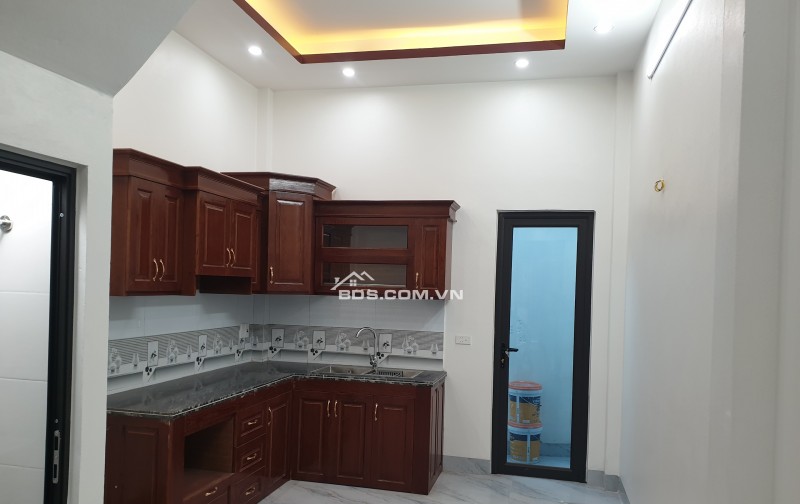 BÁN NHÀ ĐẸP 2.3 TỶ 3 TẦNG 43M2 Ô TÔ ĐỖ CỬA NGÕ GIẢI PHÓNG