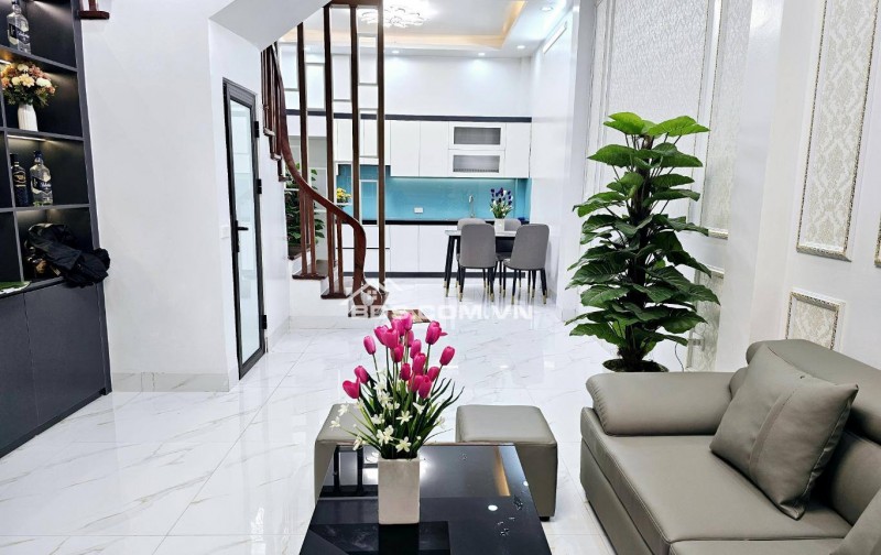 Bán nhà Ngọc Lâm, Long Biên, 37m2 x 5 tầng, Nhà mới, Thang máy, Khu an ninh, 8 tỷ 15