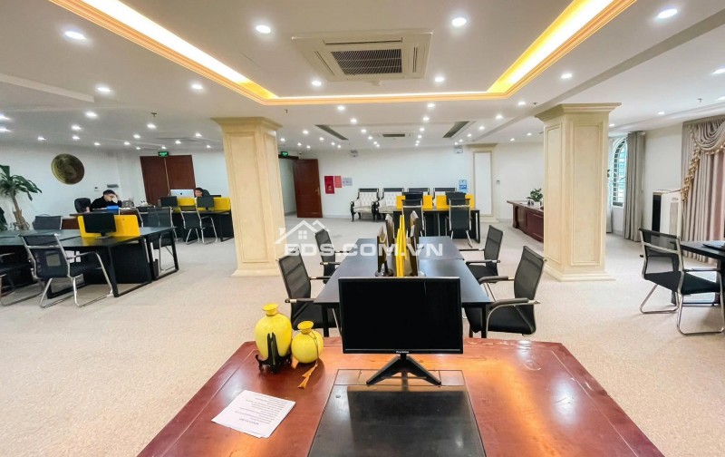 VP cao cấp thông sàn, 250m2/sàn, đóng 3 cọc 1 tại Trung Phụng, Đống Đa