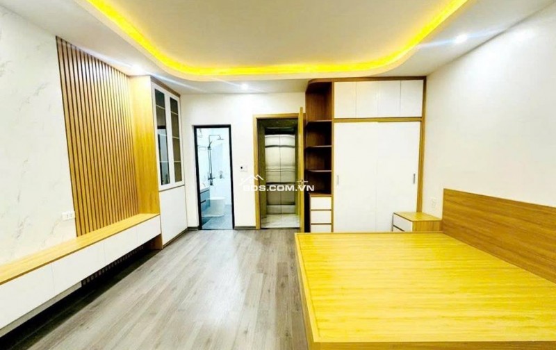 Bán nhà Ngô Gia Tự, Long Biên, 44m2 x 5 tầng, Thang máy, Gần Vinhomes, sát AEON, 8 tỷ 3