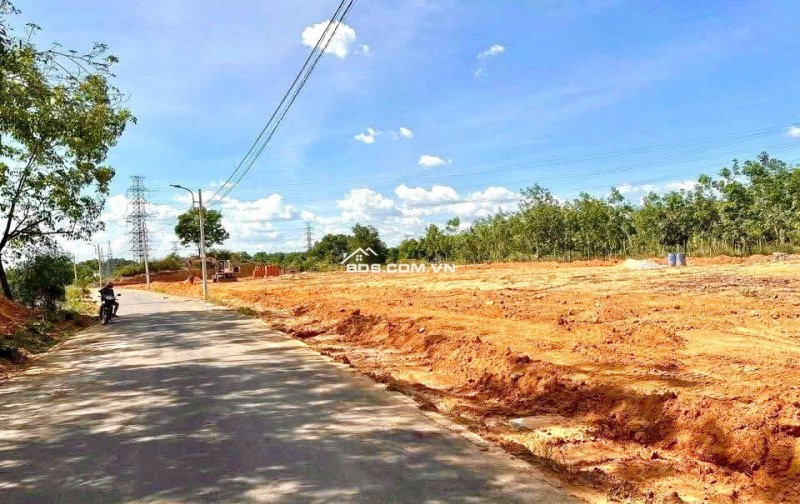 KẸT TIỀN DUY TRÌ KD BÁN 1010M2 ĐẤT SHR ĐƯỜNG RỘNG NGAY KCN GẦN CHỢ DÂN ĐÔNG. GIÁ 190TR