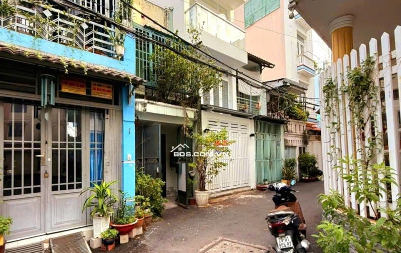 Oto ngủ trước cửa, hẻm 1 trục thông Hoàng Hoa Thám -> Nơ Trang Long.