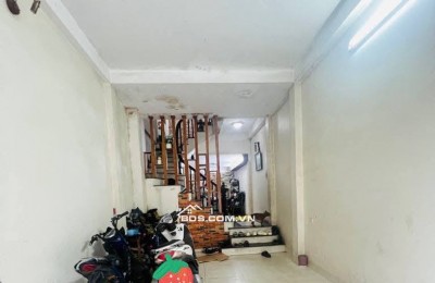 Bán nhà 44m2 x 4 tầng Ngô Gia Tự, Long Biên, Ô tô tránh, Dân xây, Sát phố, 6 tỷ 8