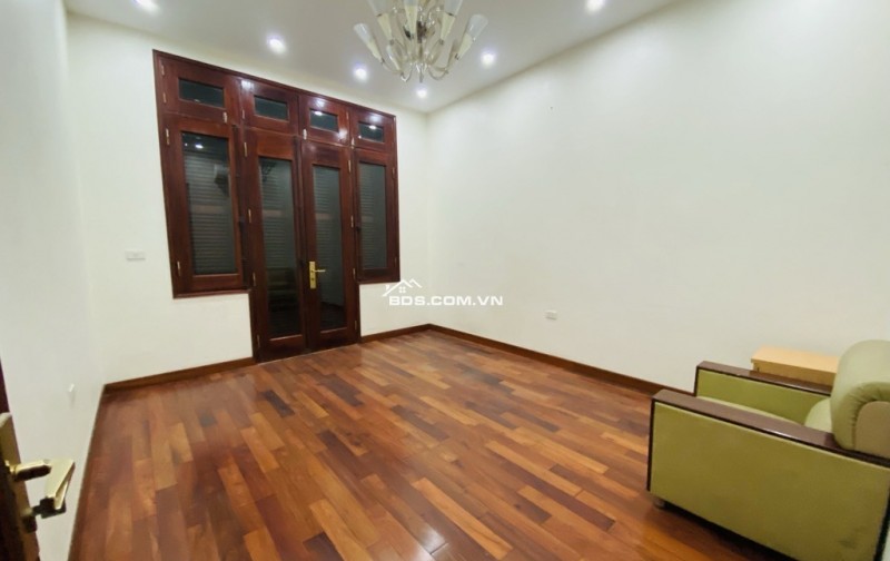 BÁN NHÀ ĐẸP MỚI XÂY – THANG MÁY, CÁCH AEON LONG BIÊN  VÀI BƯỚC CHÂN.