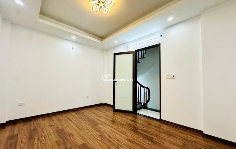 BÁN NHÀ ĐẸP MỚI XÂY – THANG MÁY, CÁCH AEON LONG BIÊN  VÀI BƯỚC CHÂN.