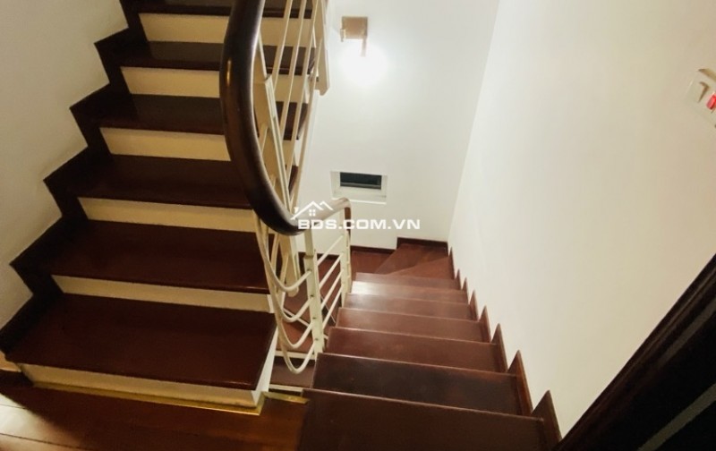 VỀ Ở NGAY! Nhà 5 tầng MỚI TINH, ô tô đậu cửa, nội thất xịn sò – Ngõ 68 Nguyễn Văn Linh