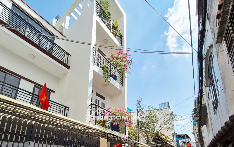 Chủ muốn bán nhà 4 tầng hẻm Lạc Long Quân, P10, 3.9x11, 6.9 tỷ