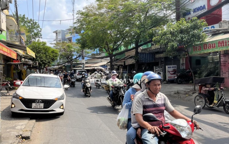 Nhà mặt tiền đường Lạc Long Quân, Phường 10, Quận 11, khu dân cư sầm uất.