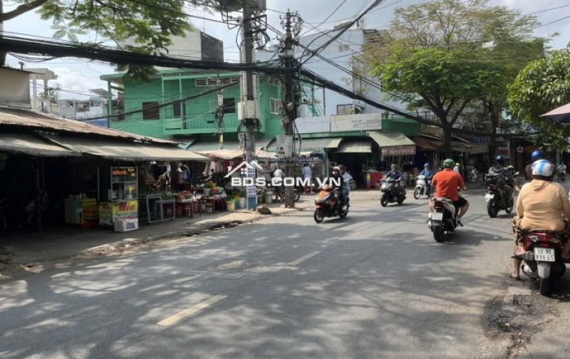 Nhà mặt tiền đường Lạc Long Quân, Phường 10, Quận 11, khu dân cư sầm uất.