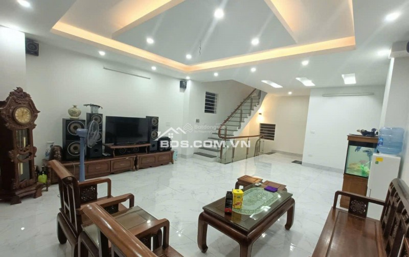 Bán nhà 5 tầng tại ngõ 11 Việt Hưng ngay cạnh Vinhome Riverside