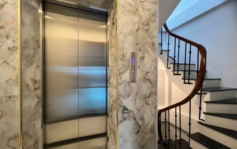 Bán gấp Nhà Lô góc, Thang máy 6 tầng Lạc Long Quân, Tây Hồ