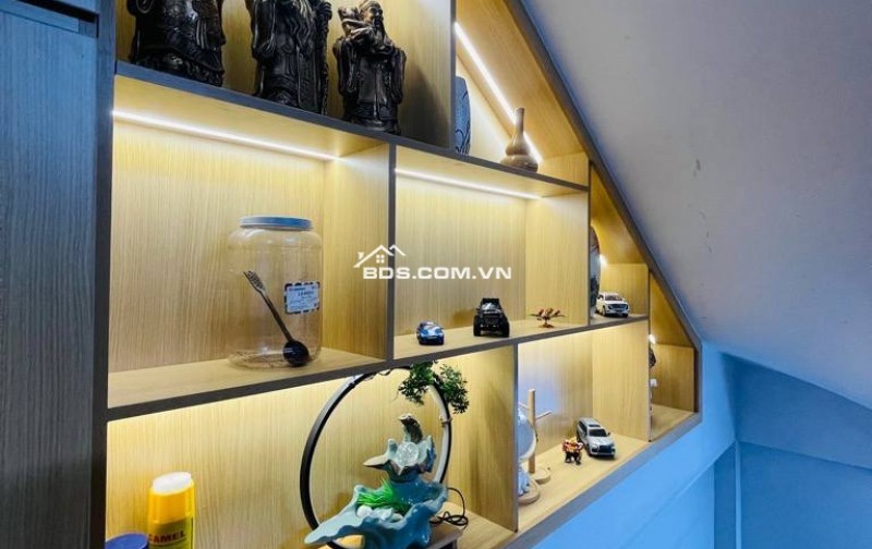 Bán nhà 44m2 Ngô Gia Tự, Long Biên, Ô tô, Dân xây, 2 thoáng, 5 tỷ 5