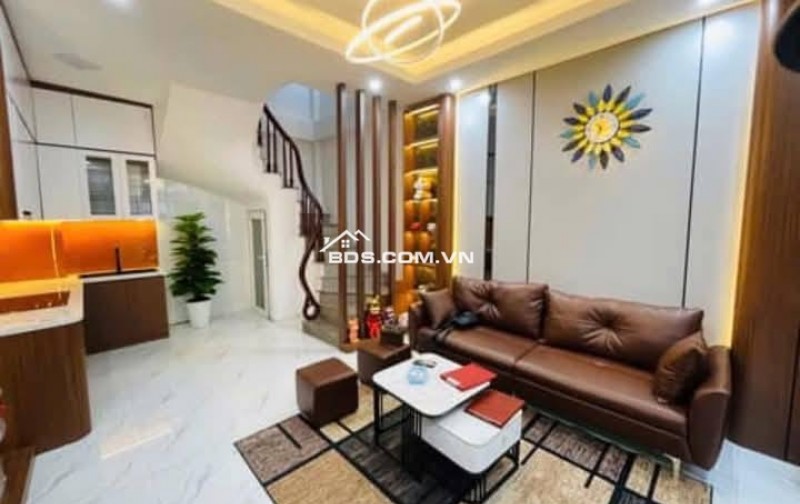 Nhà Đẹp Gần Đường Lĩnh Nam, Hoàng Mai 30m, 5 tầng, mt 4.6m, giá 5.8 tỷ