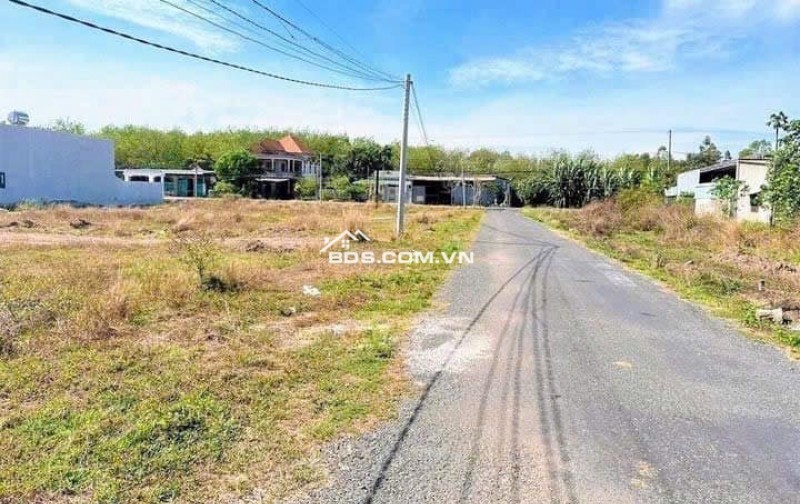 CẦN BÁN 2 LÔ 550M2 SẴN T.CƯ SÁT BÊN CHỢ, TRƯỜNG HỌC ĐƯỜNG THÔNG VÀO KCN. GIÁ 239TR