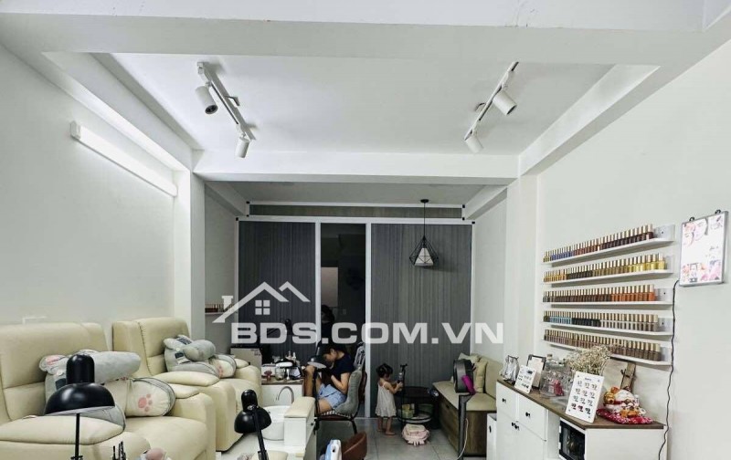 SÁT MẶT TIỀN ĐƯỜNG NGUYỄN TRÃI - XE HƠI ĐỖ CỬA - 4 TẦNG - KHU VỰC AN NINH DÂN TRÍ.