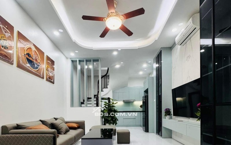 Nhà 5 tầng mới, 36m2, oto đỗ cửa, gần ĐH Kinh Tế - 0922565668