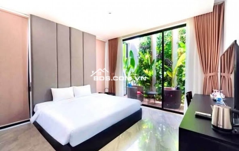Tòa khách sạn sang trọng -Ngay trung tâm phố cổ Hội An -Dòng tiền 300 triệu tháng-Giá chỉ 36,95 tỷ
