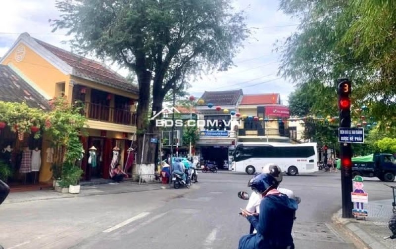 Tòa khách sạn sang trọng -Ngay trung tâm phố cổ Hội An -Dòng tiền 300 triệu tháng-Giá chỉ 36,95 tỷ