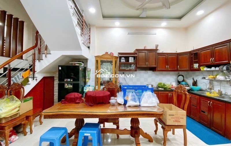 NHÀ LÔ GÓC PHẠM VĂN CHIÊU THÔNG THOÁNG, YÊN TĨNH, SẠCH SẼ 8.6VND