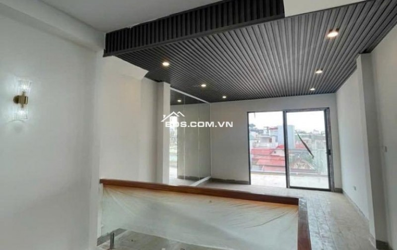 Bán nhà ngõ 135 phố Bồ Đề 60m, thang máy, ô tô vào nhà.