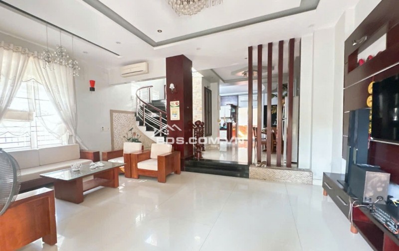 Căn biệt thự đẹp 2 mặt tiền gần sông Hàn, TP. Đà Nẵng