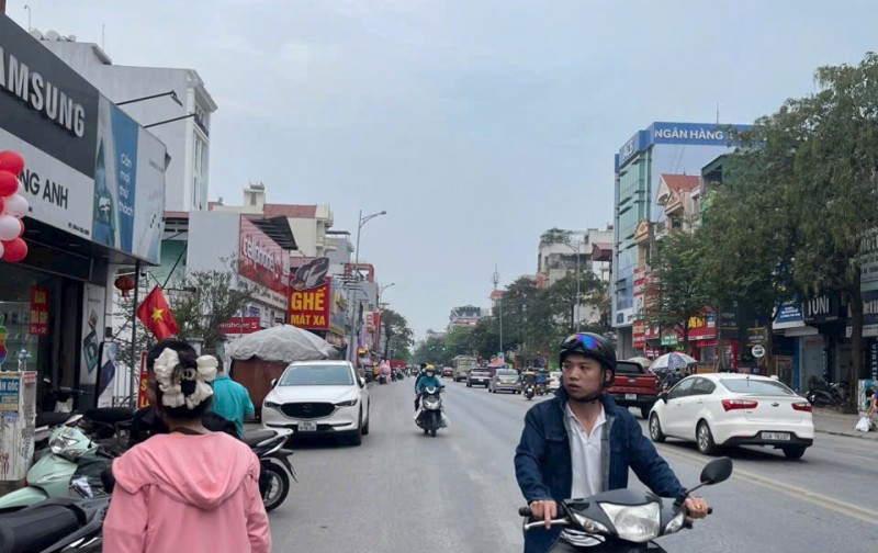Bán gấp nhà mặt phố Từ Sơn S = 63,4m, giá 9,8 tỷ