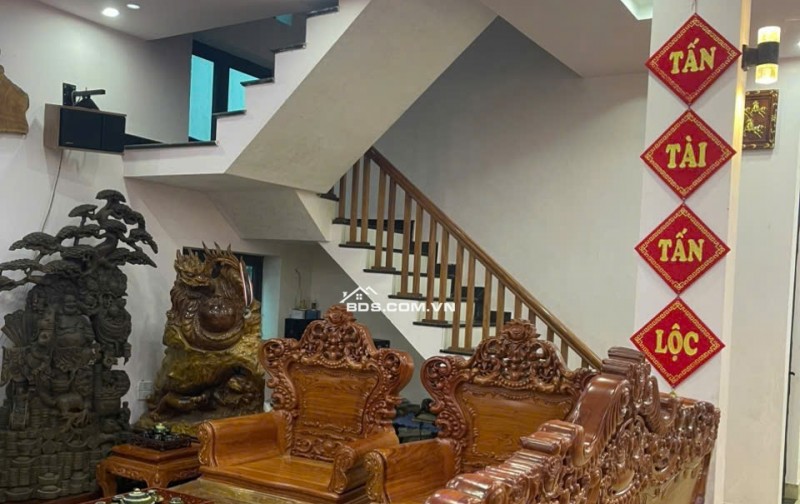 Bán nhà mặt phố giá rẻ S = 210.5 m2, giá 9 tỷ