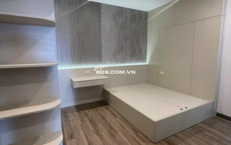 Bán nhà ngõ 135 phố Bồ Đề 60m, thang máy, ô tô vào nhà.