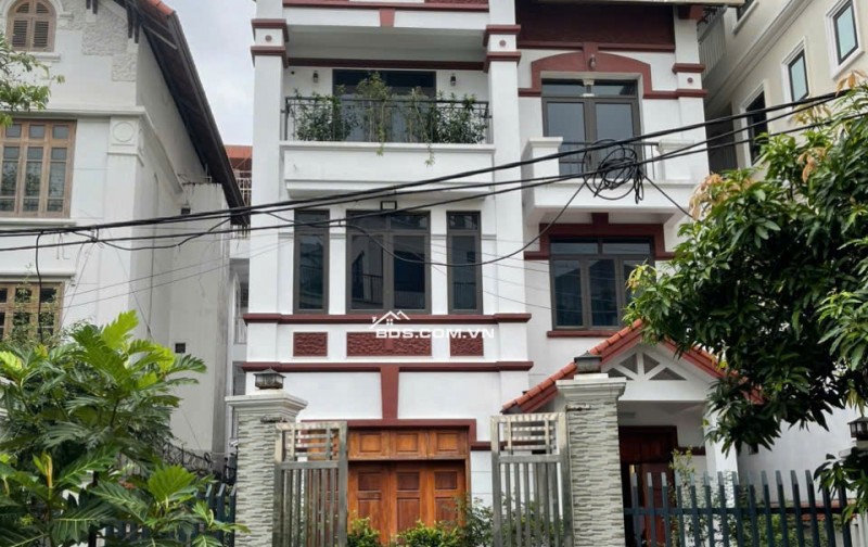 Bán nhà mặt phố giá rẻ S = 210.5 m2, giá 9 tỷ